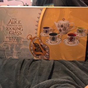 DISNEY ALICE THROUGH THE LOOKING GLASS